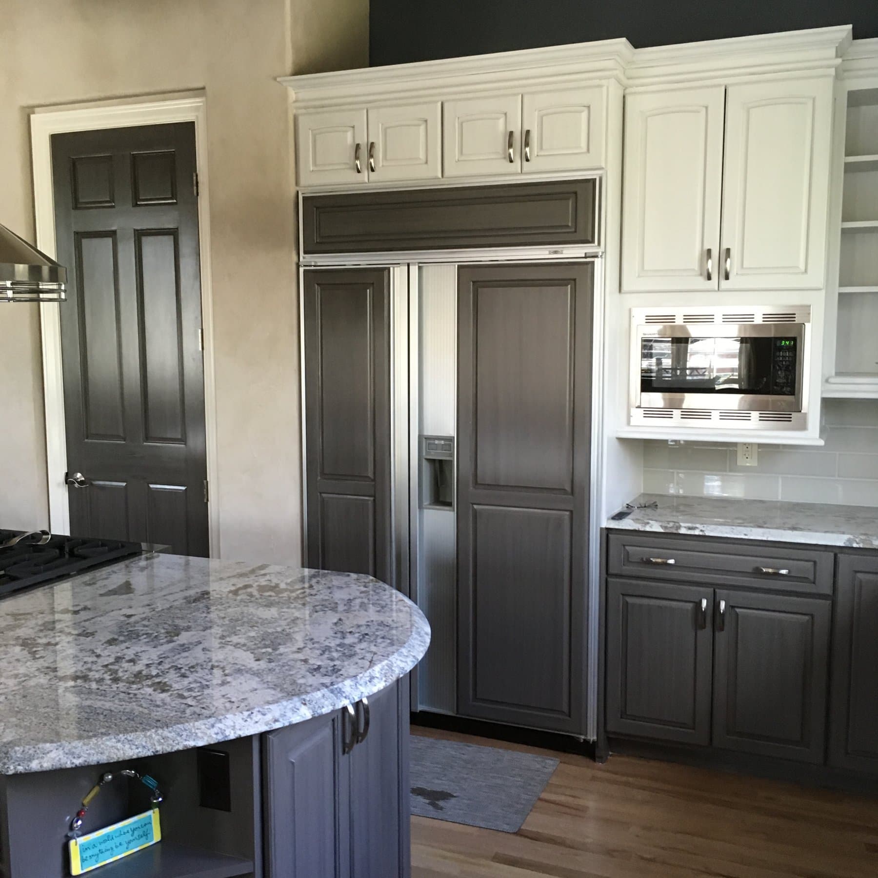 Range wall, two-tone kitchen